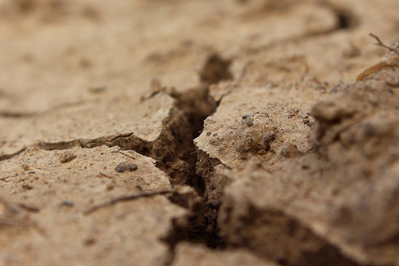 Fissure maison sur terrain argileux